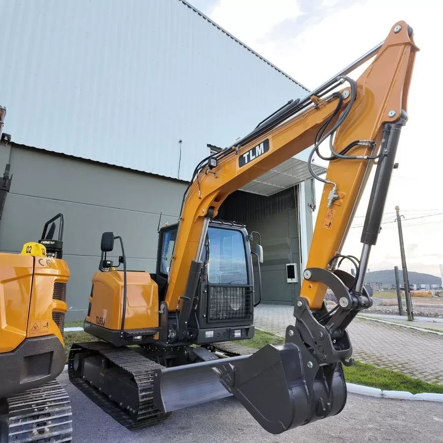 Escavadeira (nova) Marca: TLM Modelo: TL 65J - 6.2 Ton – Cabinada de fábrica com ar condicionado, Motor Yanmar e bomba hidráulica/Hidrostática. 