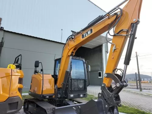 Escavadeira (nova) Marca: TLM Modelo: TL 65J - 6.2 Ton – Cabinada de fábrica com ar condicionado, Motor Yanmar e bomba hidráulica/Hidrostática. 