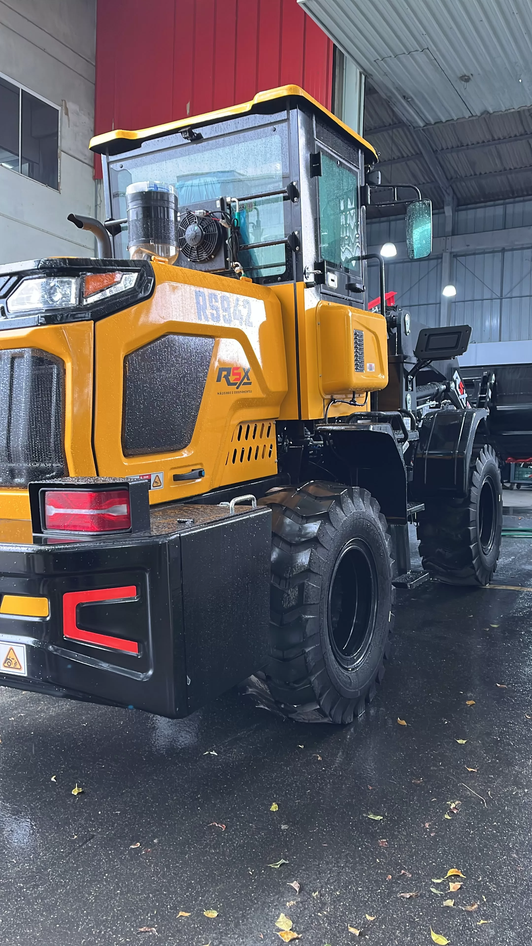Pá Carregadeira (nova) Marca: RSX Modelo: RS 942 4x4 linha Premiun, Ano: 2026, Cabinada de fábrica com ar condicionado.