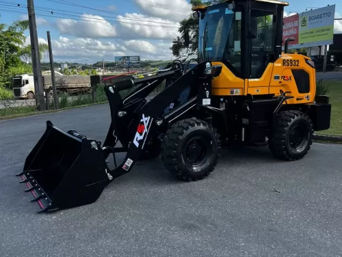 Pá Carregadeira (nova) Marca: RSX Modelo: RS 932 4x4 linha Premiun, Ano: 2026, Cabinada de fábrica com ar condicionado.
