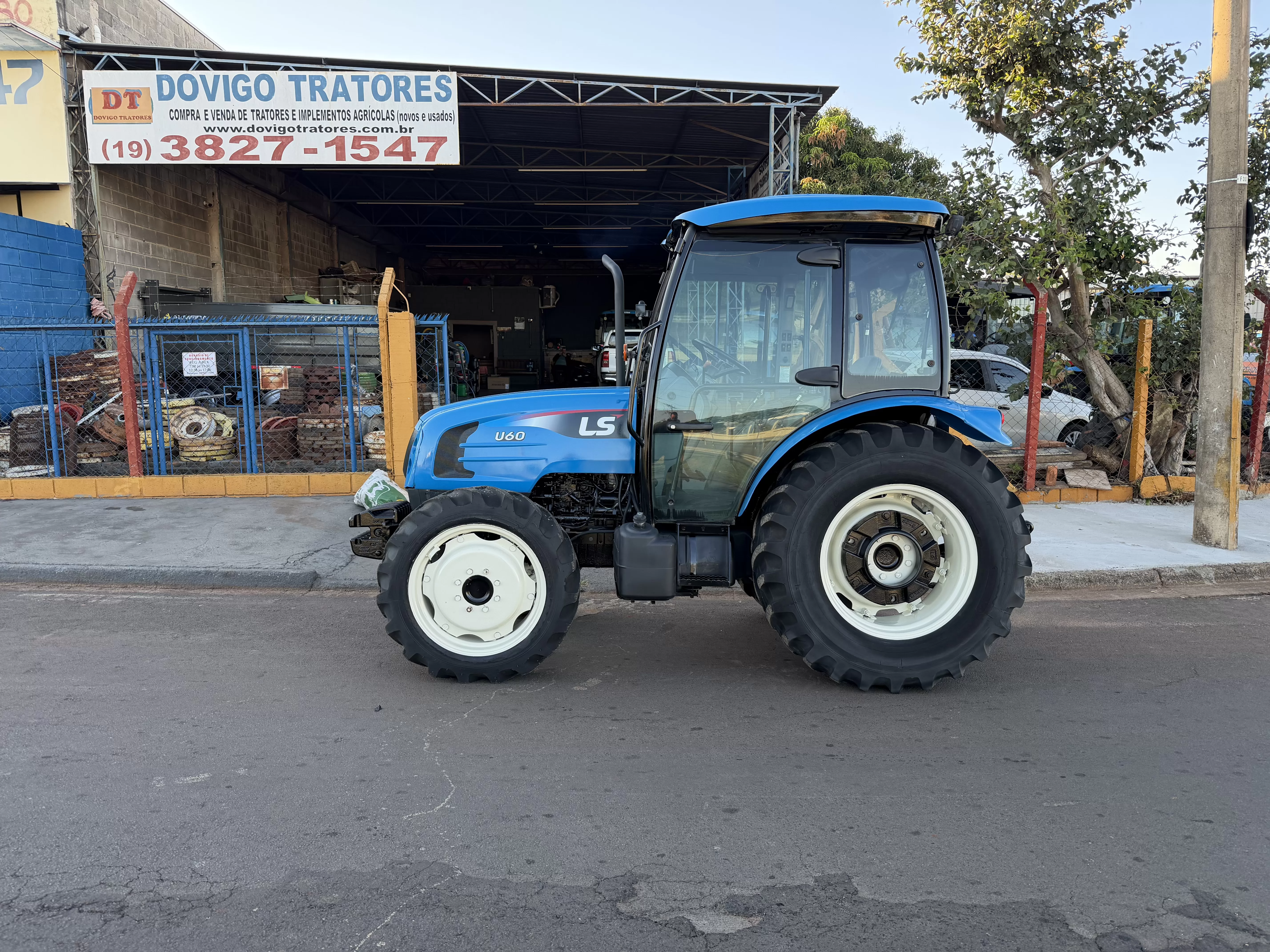 LS Tractor modelo: U60 4x4 Ano 2017, Cod (15), cabinado de fábrica com ar condicionado.  