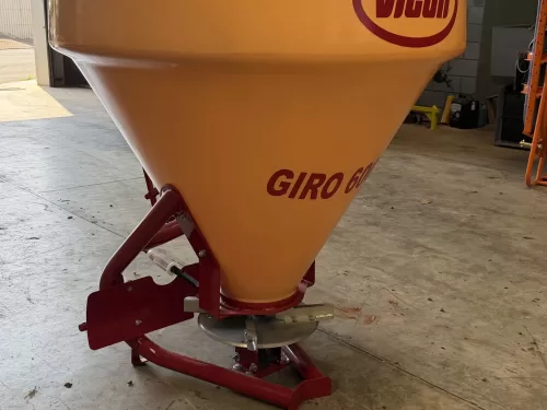 Semeadeira/Adubadeira e Calcareadeira  nova Marca: Vicon Modelo: Giro 600 Mono disco .