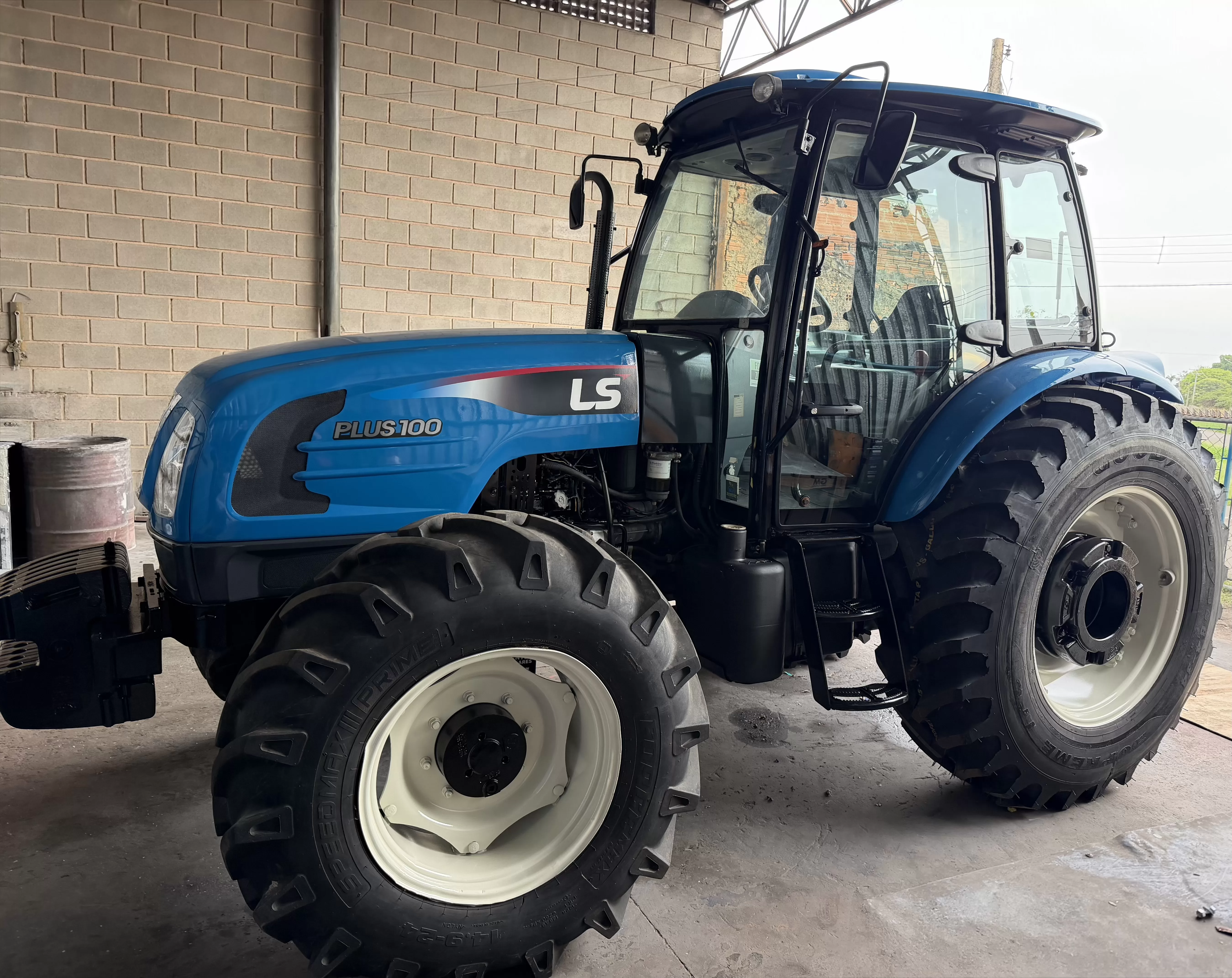 LS Tractor modelo: Plus 100 Cabinado 4x4 Ano 2021/2022 com redutor de velocidade e Reversor de marchas.