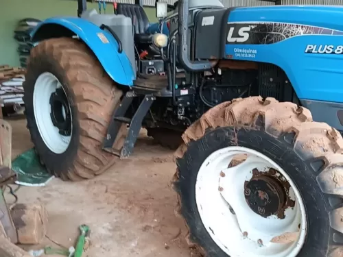 LS Tractor modelo: Plus 80 Plataformado 4x4 Ano 2020, com redutor de velocidade e Reversor de marchas.