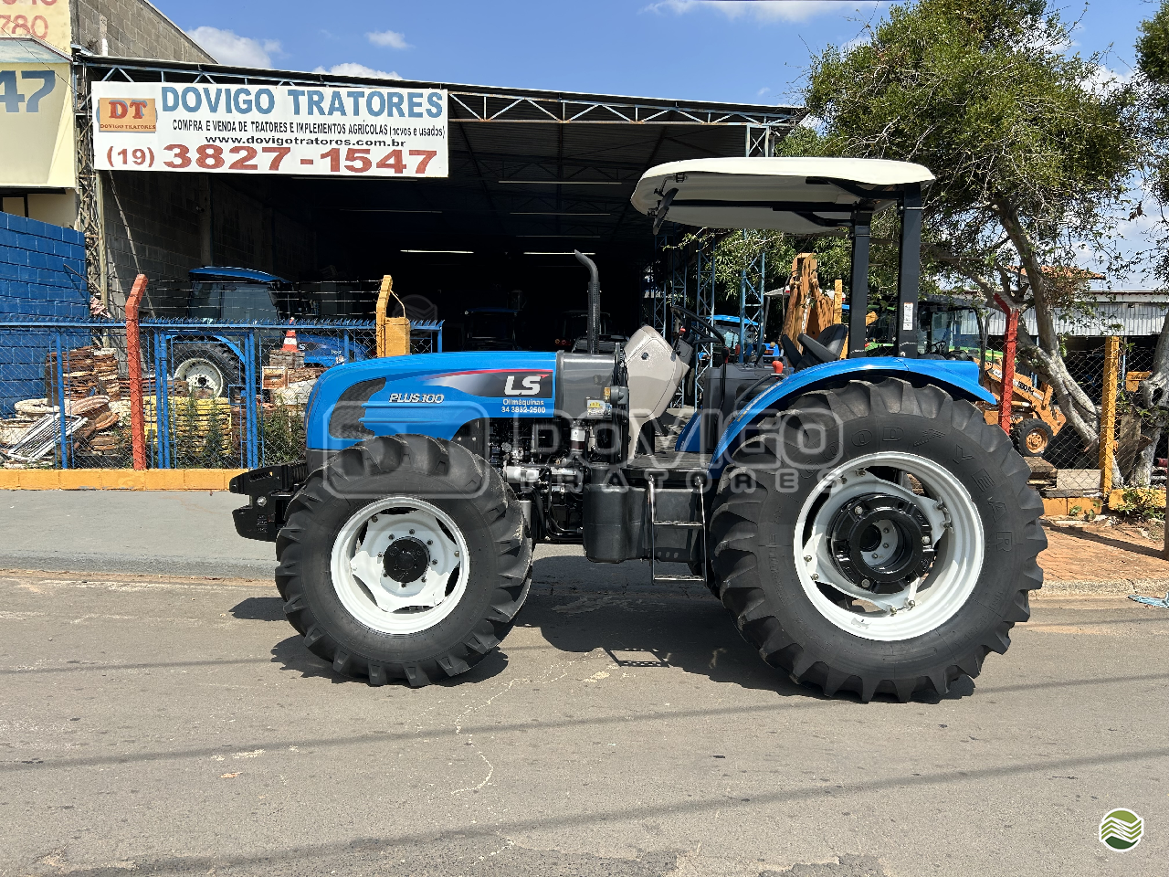 LS Tractor Plus 100 4×4 Ano 2022/2023 com redutor de velocidade e Reversor de marchas