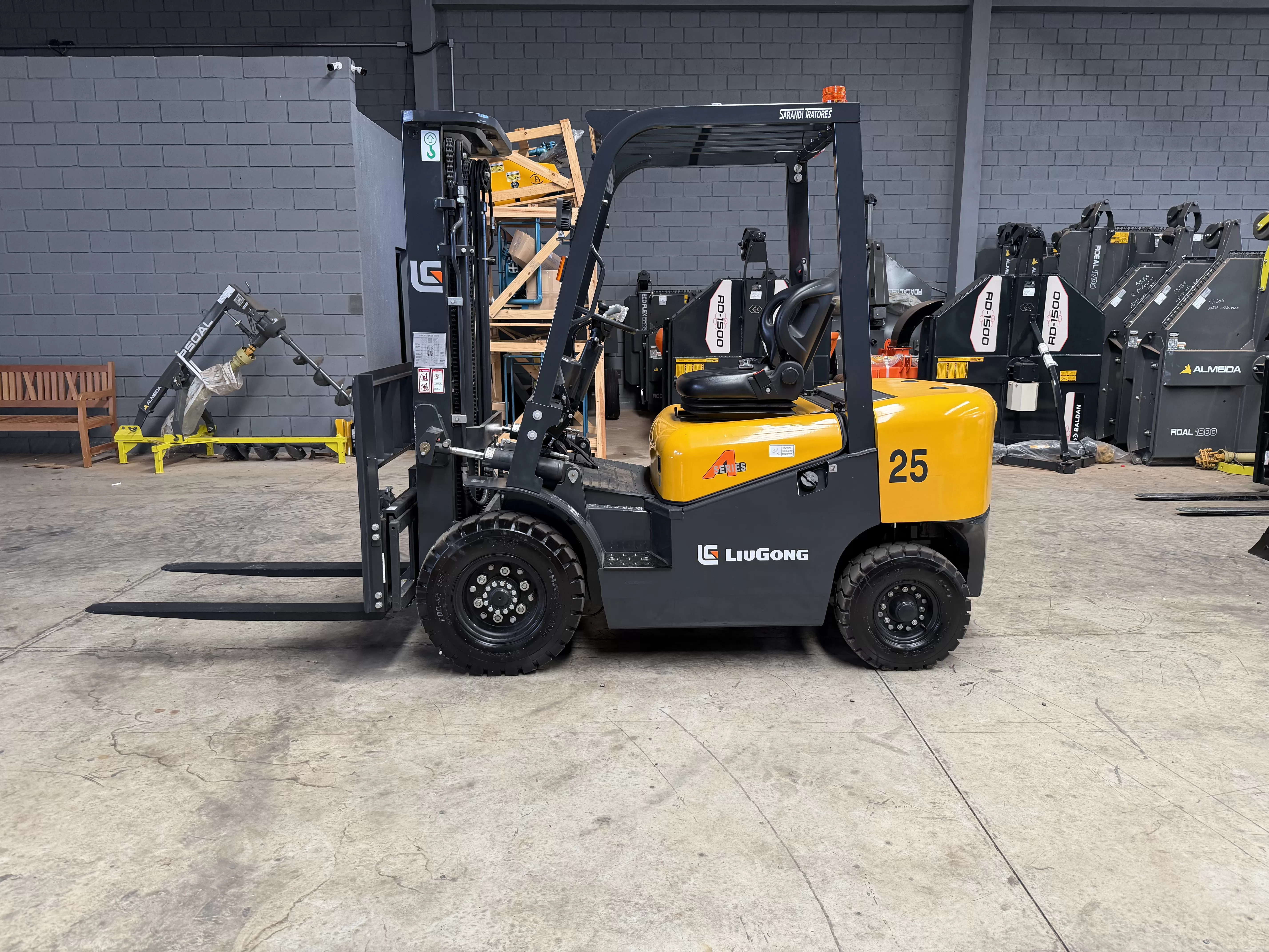 Empilhadeira (nova) Marca: LiuGong Modelo: CPCD 25 A2 a diesel Triplex capacidade para 2.500 KG e elevação de 4700 mm