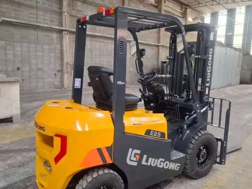 Empilhadeira (nova) Marca: LiuGong Modelo: CPCD 25 A2 a diesel Triplex capacidade para 2.500 KG e elevação de 4700 mm