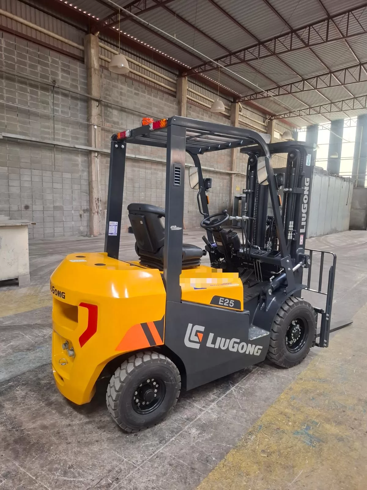 Empilhadeira (nova) Marca: LiuGong Modelo: CPCD 25 A2 a diesel Triplex capacidade para 2.500 KG e elevação de 4700 mm