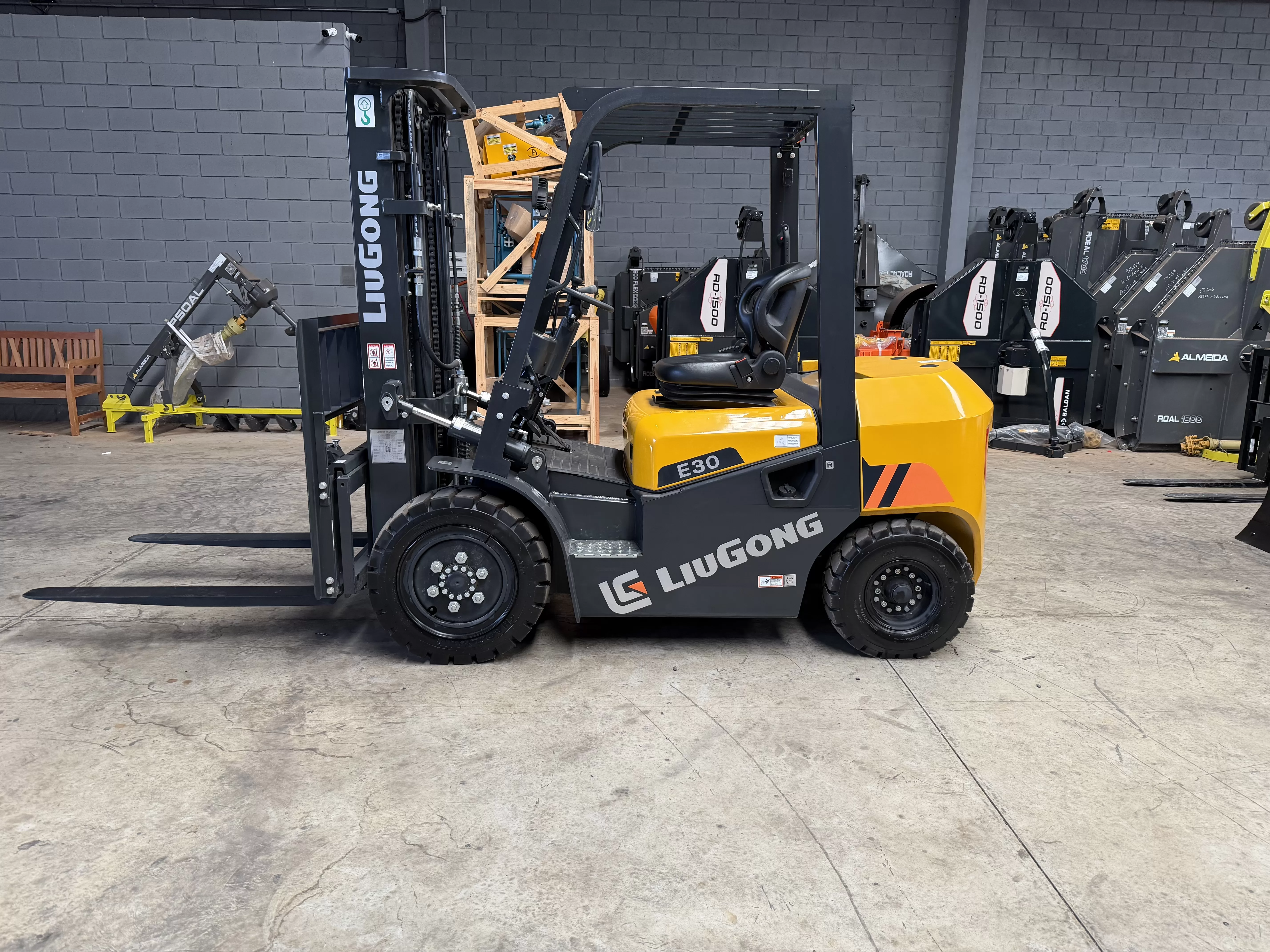 Empilhadeira (nova) Marca: LiuGong Modelo: CPCD 30 serie E, a diesel Triplex capacidade para 3000 KG e elevação de 4700 mm