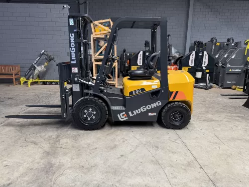 Empilhadeira (nova) Marca: LiuGong Modelo: CPCD 30 serie E, a diesel Triplex capacidade para 3000 KG e elevação de 4700 mm