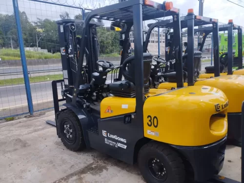 Empilhadeira (nova) Marca: LiuGong Modelo: CPCD 30 serie A, a diesel Triplex capacidade para 3000 KG e elevação de 4700 mm