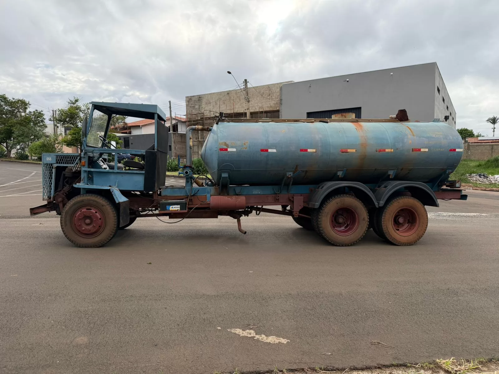 Caminhão Pipa, Mercedes benz truck Modelo: 1113 Ano 1974 com direção hidráulica e freio a ar