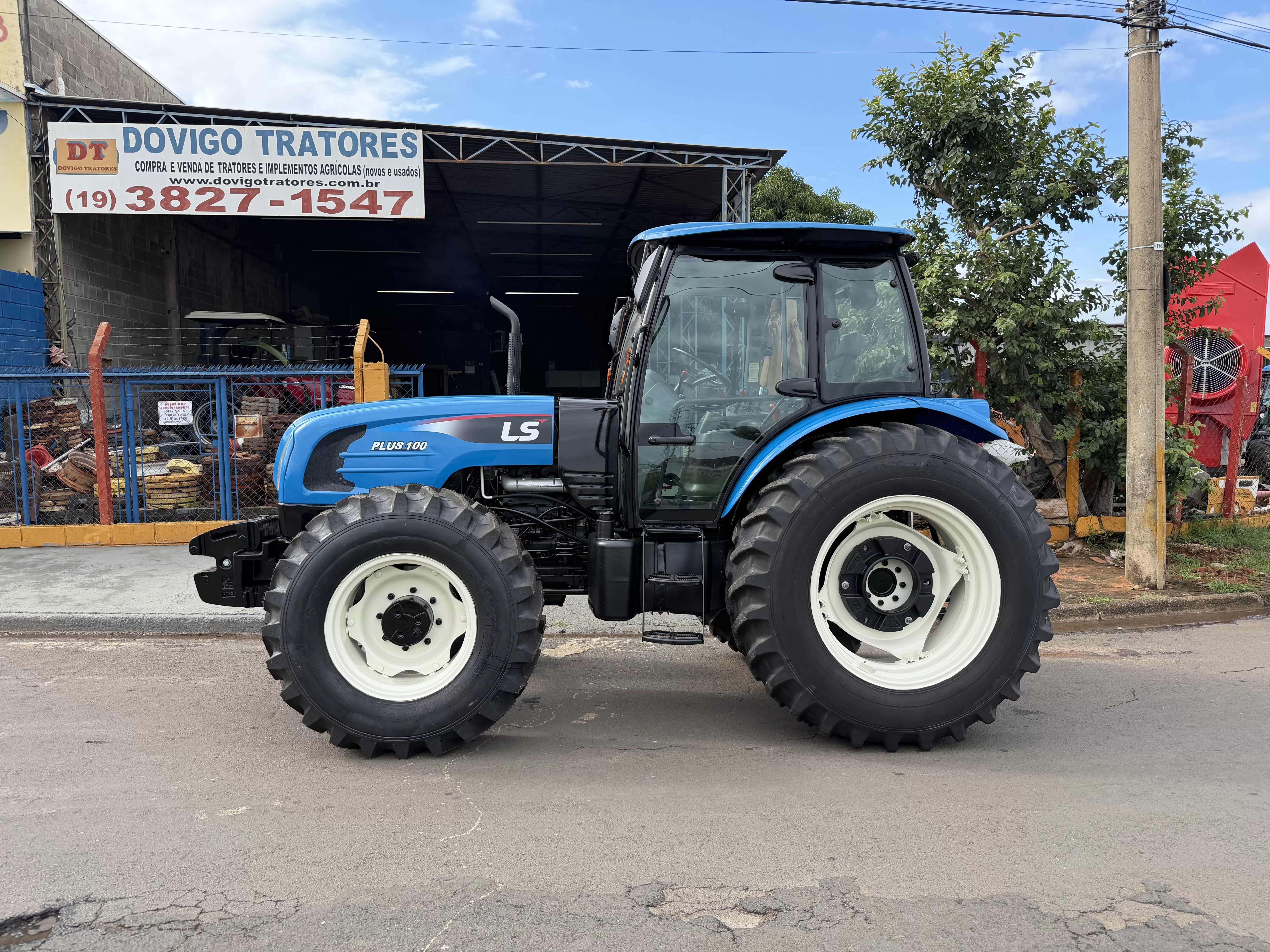 LS Tractor Plus 100 Cabinado 4x4 Ano 2016 com Redutor de velocidade e Reversor de marchas cod (03)