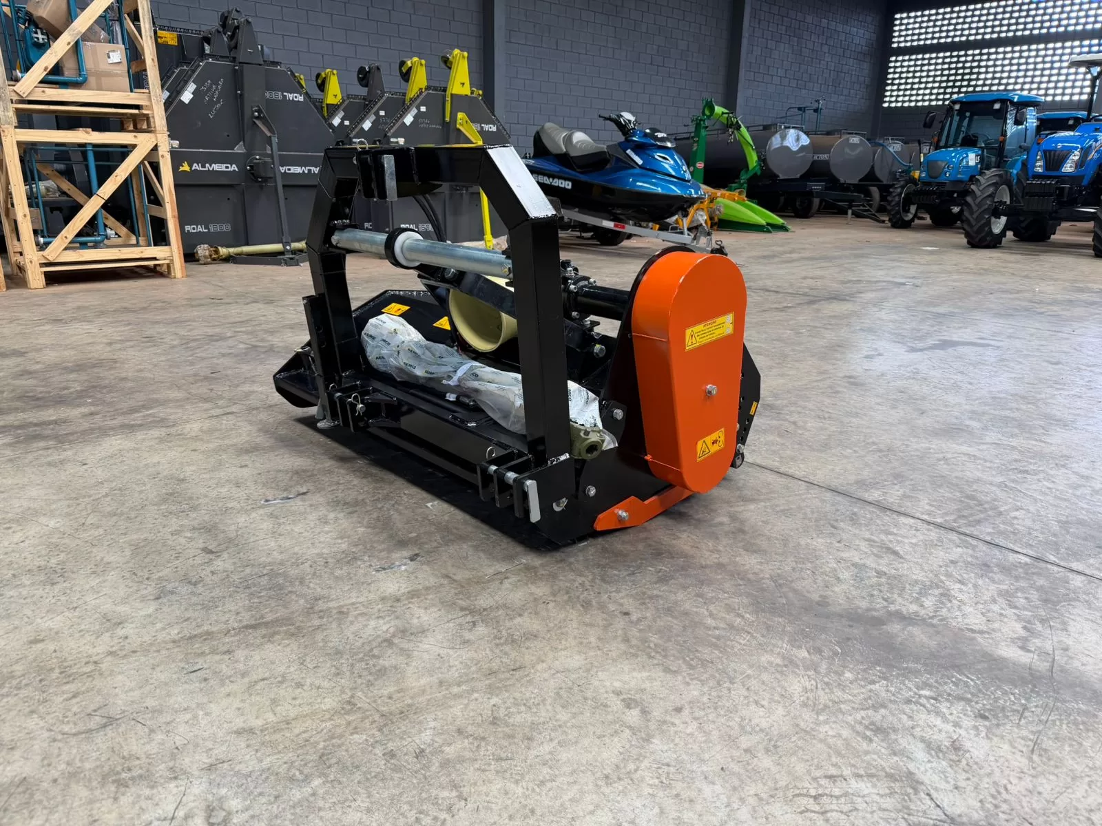 Trincha/Triturador > nova Marca: Herder Modelo: FLV 150H de 1.50m de largura de trabalho, TRINCHA Hidráulica com deslocamento lateral por pistão hidráulico