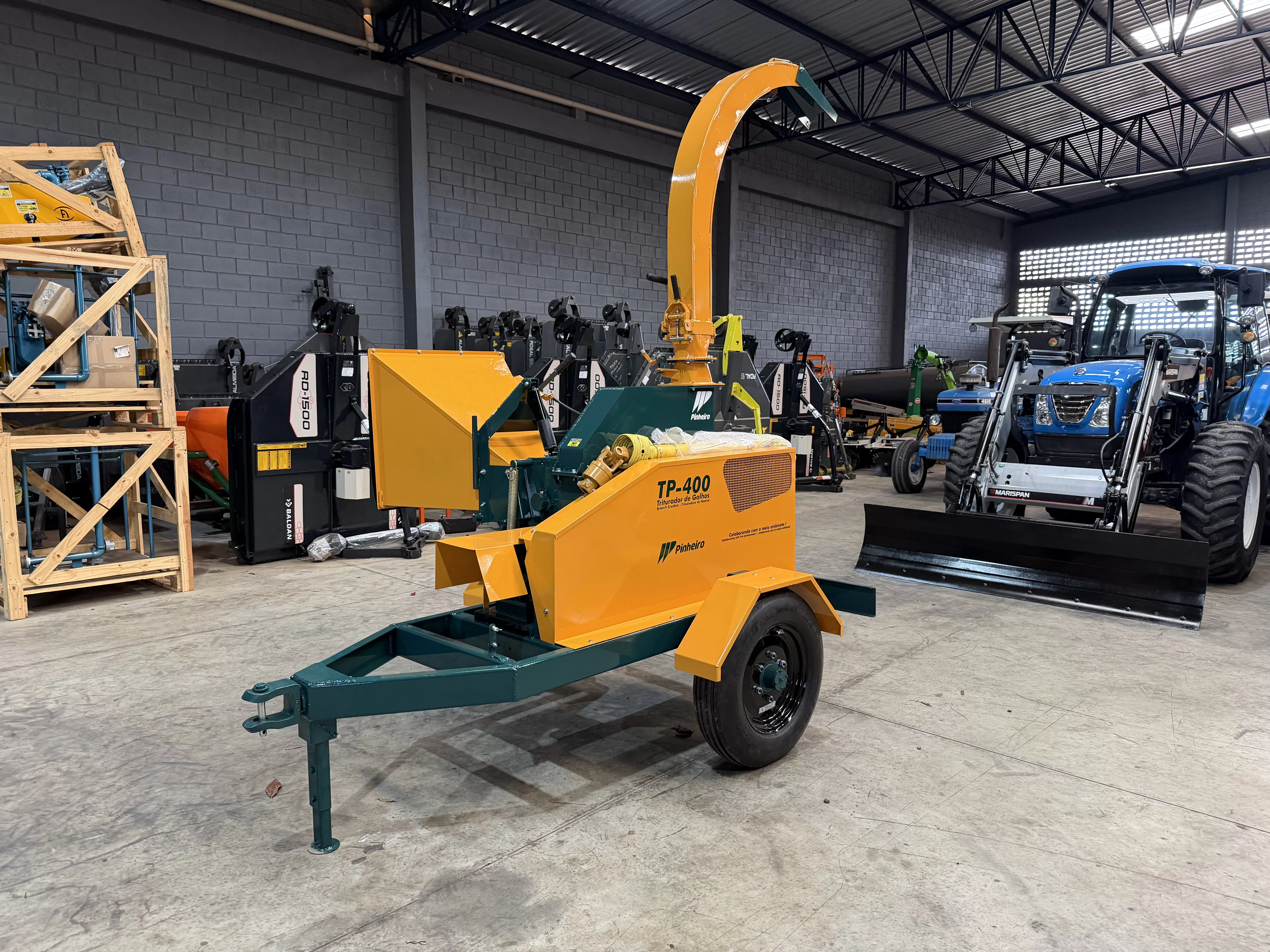 Triturador de Galhos para trator equipamento (novo) Marca: Pinheiro Modelo: TP 400 com carretinha para transporte acopláveis no trator
