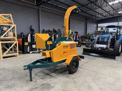 Triturador de Galhos para trator equipamento (novo) Marca: Pinheiro Modelo: TP 400 com carretinha para transporte acopláveis no trator